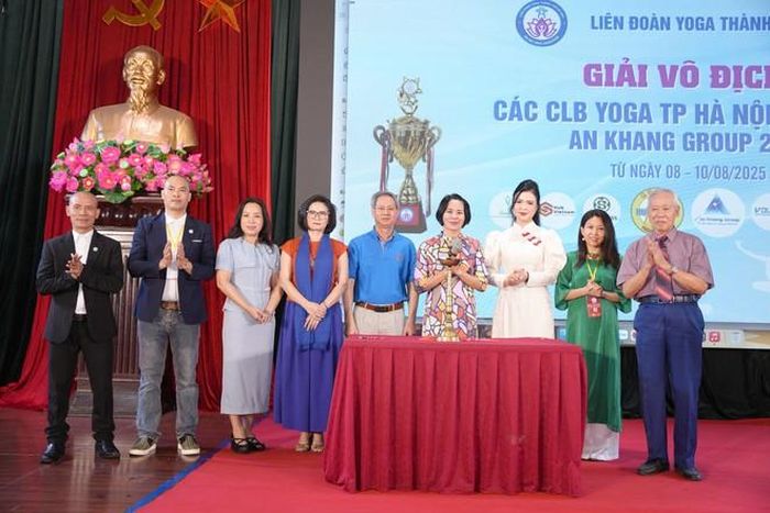 BTC cùng các vị khách mời thực hiện Nghi lễ đốt lửa truyền thống của Yoga